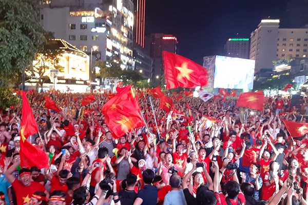 Hàng triệu người hâm mộ xuống đường chúc mừng đội tuyển Việt Nam - Anh 8