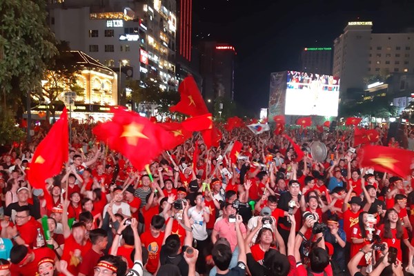 Hàng triệu người hâm mộ xuống đường chúc mừng đội tuyển Việt Nam - Anh 7