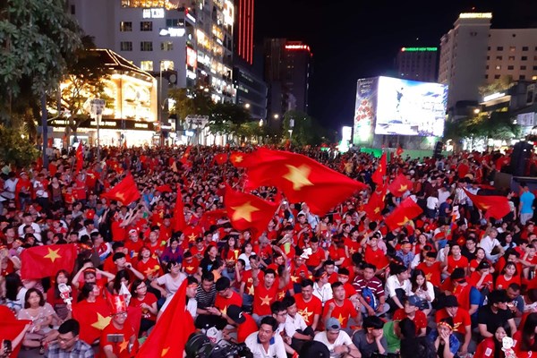 Hàng triệu người hâm mộ xuống đường chúc mừng đội tuyển Việt Nam - Anh 6