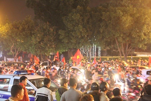 Hàng triệu người hâm mộ xuống đường chúc mừng đội tuyển Việt Nam - Anh 25