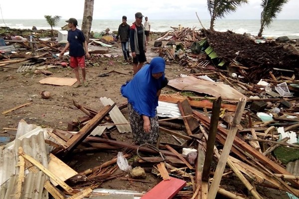Sóng thần ở Indonesia: 168 người thiệt mạng, 745 người bị thương - Anh 1