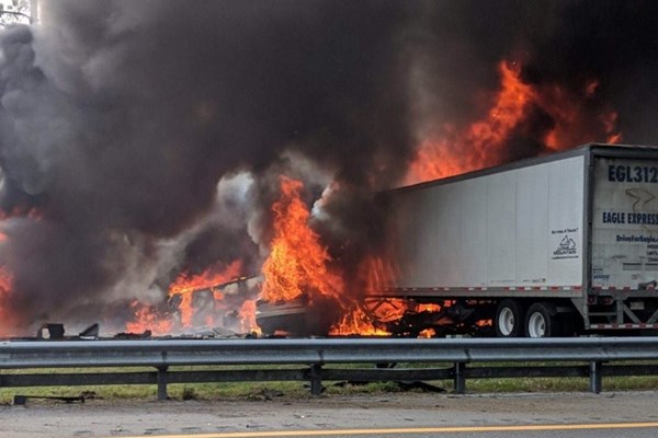 6 người thiệt mạng trong vụ tai nạn cháy nổ, tràn nhiên liệu trên đường cao tốc ở Mỹ - Anh 1