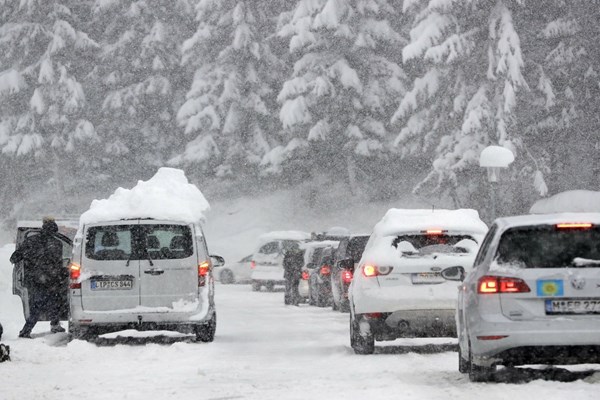 Tuyết rơi dày đặc ở Đức, Áo, gây ảnh hưởng nghiêm trọng tới du khách - Anh 2