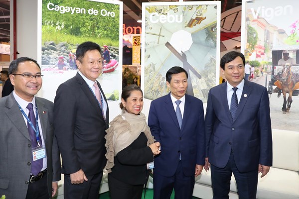 Bộ trưởng Nguyễn Ngọc Thiện thăm Hội chợ Travex - Anh 7