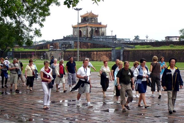 Năm 2019, Thừa Thiên Huế phấn đấu đạt 2,5 triệu khách du lịch quốc tế - Anh 1