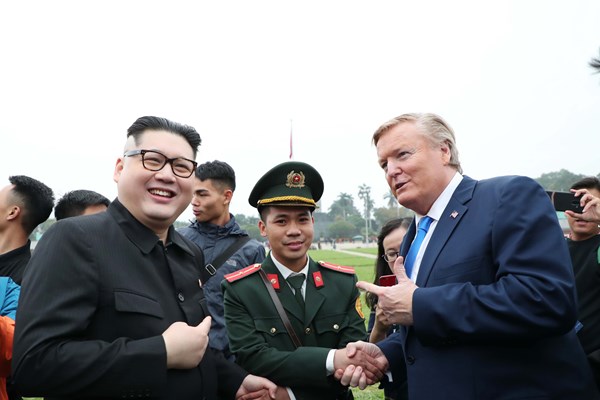 Cặp đôi đóng giả ông Trump và ông Kim Jong Un bất ngờ xuất hiện tại Hà Nội - Anh 1