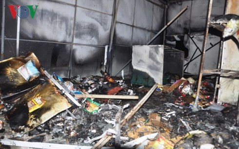 Cháy cửa hàng phở và tạp hóa sau tiếng nổ lớn - Anh 1