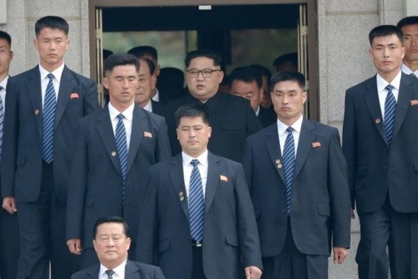 Ông Kim Jong-un được bảo vệ an ninh nghiêm ngặt khi công du nước ngoài - Anh 3