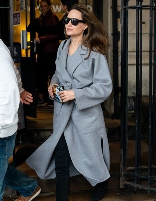 Angelina Jolie tăng cân rõ rệt, thoải mái đi dạo phố cùng các con - Anh 1