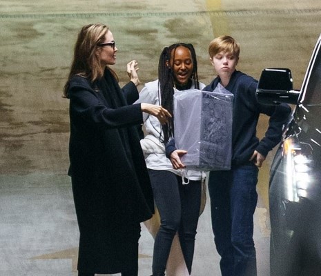 Angelina Jolie tăng cân rõ rệt, thoải mái đi dạo phố cùng các con - Anh 13