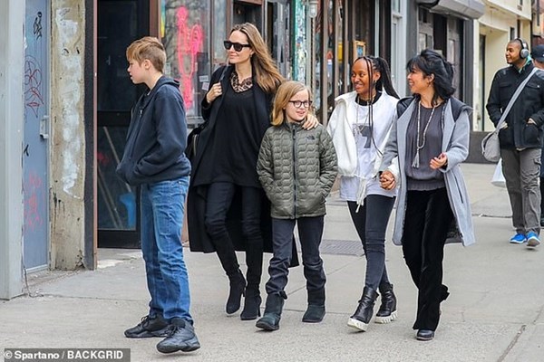 Angelina Jolie tăng cân rõ rệt, thoải mái đi dạo phố cùng các con - Anh 14