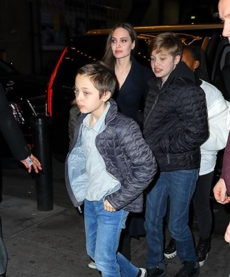 Angelina Jolie tăng cân rõ rệt, thoải mái đi dạo phố cùng các con - Anh 16