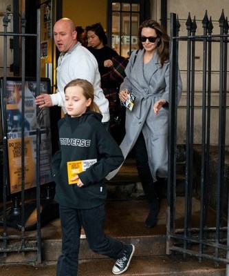 Angelina Jolie tăng cân rõ rệt, thoải mái đi dạo phố cùng các con - Anh 2