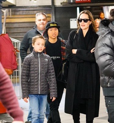 Angelina Jolie tăng cân rõ rệt, thoải mái đi dạo phố cùng các con - Anh 4