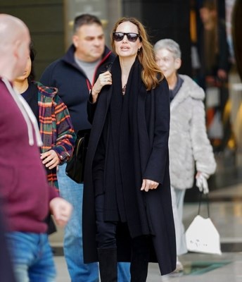 Angelina Jolie tăng cân rõ rệt, thoải mái đi dạo phố cùng các con - Anh 5