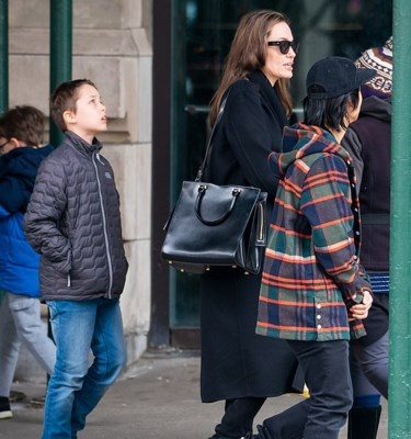 Angelina Jolie tăng cân rõ rệt, thoải mái đi dạo phố cùng các con - Anh 6