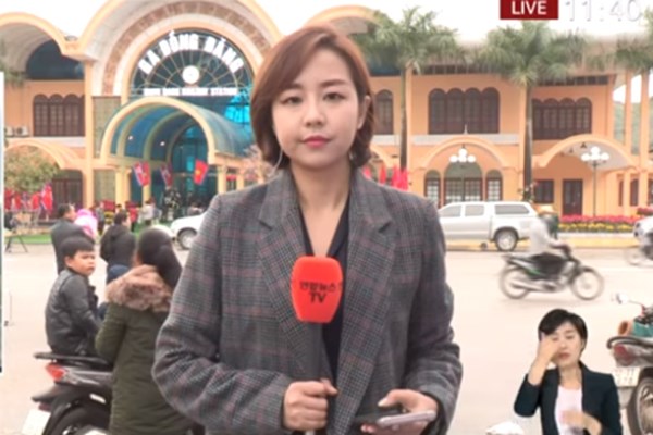 Nữ phóng viên truyền hình gây chú ý vì thần thái xinh đẹp ở ga Đồng Đăng - Anh 2