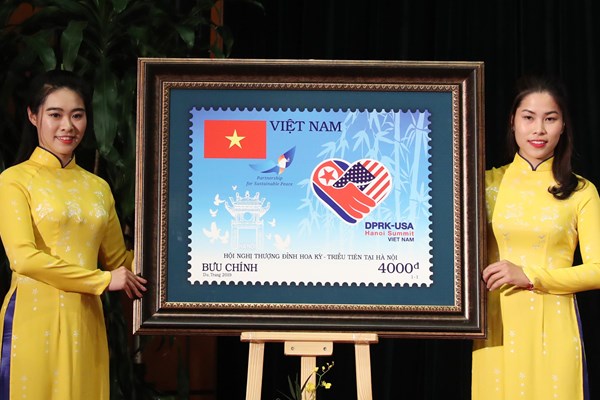Phát hành bộ tem đặc biệt từ hình tượng hai bàn tay bắt chặt - Anh 2