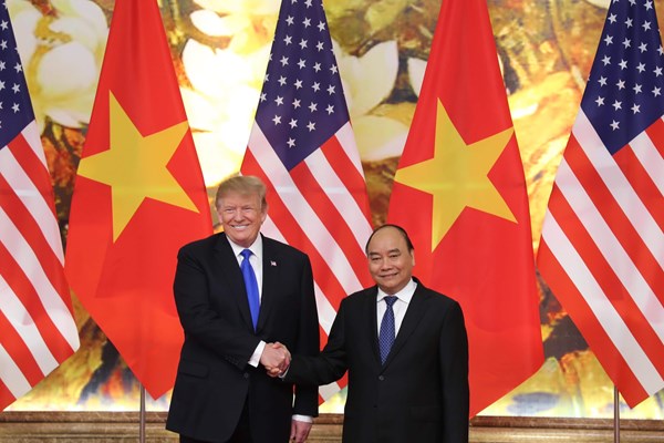 Thủ tướng Nguyễn Xuân Phúc đón Tổng thống Hoa Kỳ Donald Trump - Anh 1
