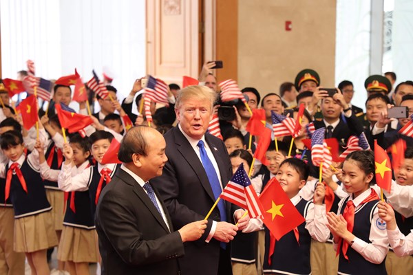 Thủ tướng Nguyễn Xuân Phúc đón Tổng thống Hoa Kỳ Donald Trump - Anh 5