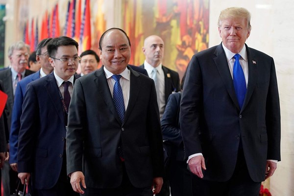 Thủ tướng Nguyễn Xuân Phúc đón Tổng thống Hoa Kỳ Donald Trump - Anh 2