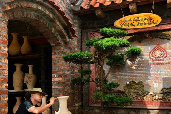 Hải Phòng:​​​​​​​ Nghệ nhân gốm phù điêu tài hoa đạt kỷ lục Việt Nam - Anh 1