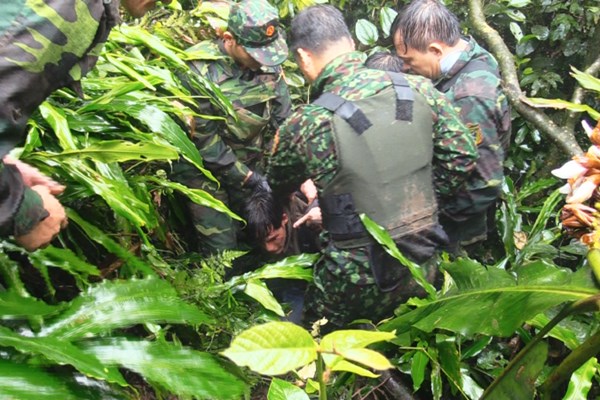 Hà Tĩnh: Bắt quả tang đối tượng cắt rừng vận chuyển 60.000 viên ma túy - Anh 1