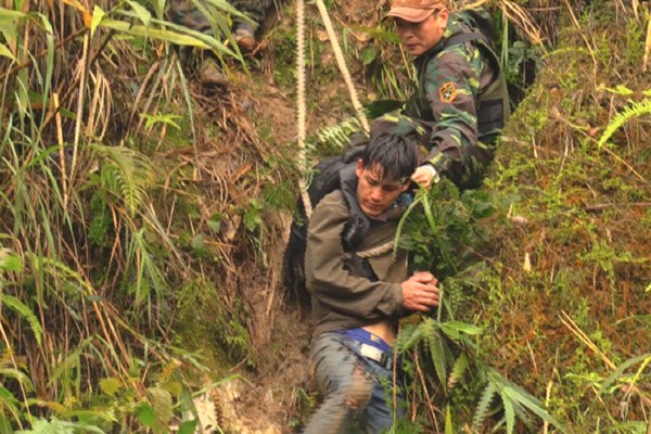 Hà Tĩnh: Bắt quả tang đối tượng cắt rừng vận chuyển 60.000 viên ma túy - Anh 2