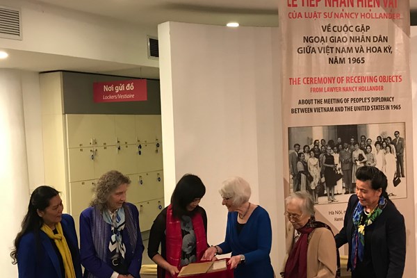 Bảo tàng Phụ nữ tiếp nhận hơn 400 hiện vật từ thành viên Phái đoàn Phụ nữ Hoa Kỳ - Anh 2