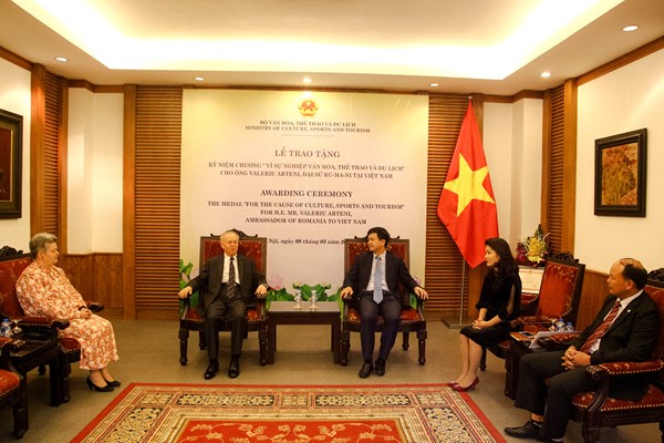 Trao Kỷ niệm chương Vì sự nghiệp VHTTDL cho Đại sứ Rumani tại Việt Nam - Anh 1