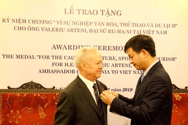 Trao Kỷ niệm chương Vì sự nghiệp VHTTDL cho Đại sứ Rumani tại Việt Nam - Anh 2