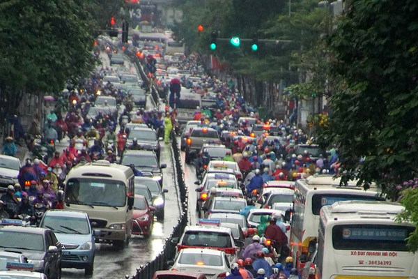 Tiếp tục đề xuất cấm xe máy tại các quận ở Hà Nội vào năm 2030: Vậy lấy gì để đi ? - Anh 1