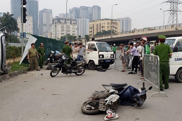 Hà Nội: 'Xe điên' đâm hàng loạt xe máy, nhiều người bị thương - Anh 1