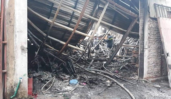 Ba mẹ con cùng tử vong trong vụ cháy nhà xưởng tại Hà Nội - Anh 1