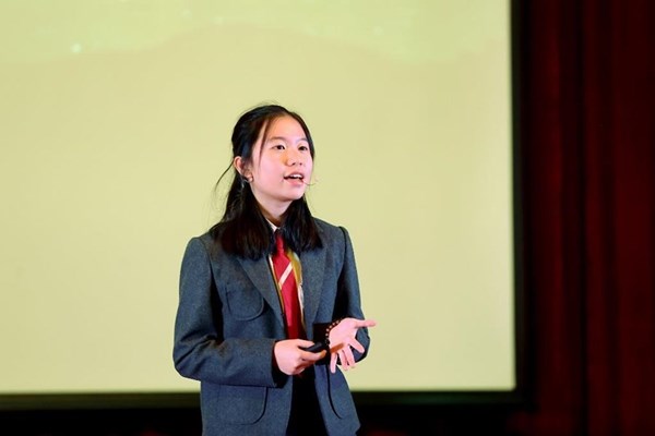 Cô bé 14 tuổi báo động “ô nhiễm ánh sáng” tại sân khấu TEDx - Anh 1