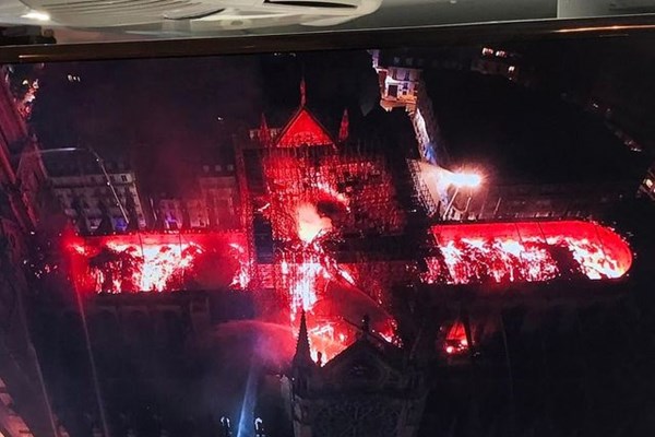 Nhà thờ Đức Bà Paris, Pháp chìm trong biển lửa - Anh 11