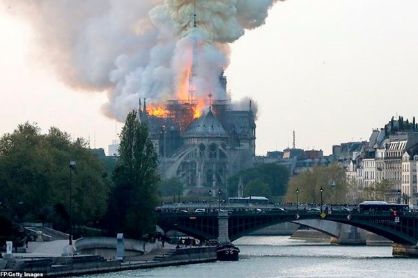 Nhà thờ Đức Bà Paris, Pháp chìm trong biển lửa - Anh 2