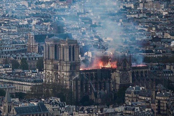 Nhà thờ Đức Bà Paris, Pháp chìm trong biển lửa - Anh 5
