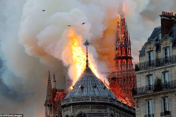 Nhà thờ Đức Bà Paris, Pháp chìm trong biển lửa - Anh 6