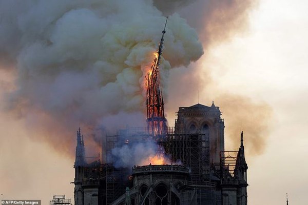 Nhà thờ Đức Bà Paris, Pháp chìm trong biển lửa - Anh 7