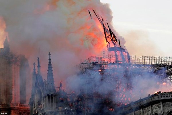 Nhà thờ Đức Bà Paris, Pháp chìm trong biển lửa - Anh 8