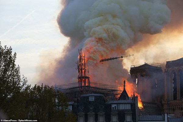 Nhà thờ Đức Bà Paris, Pháp chìm trong biển lửa - Anh 9