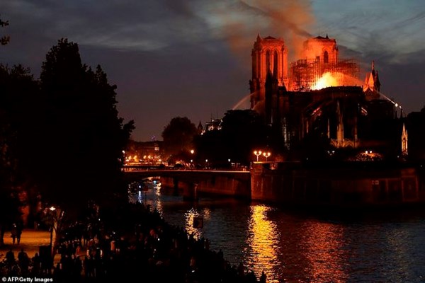 Nhà thờ Đức Bà Paris, Pháp chìm trong biển lửa - Anh 10