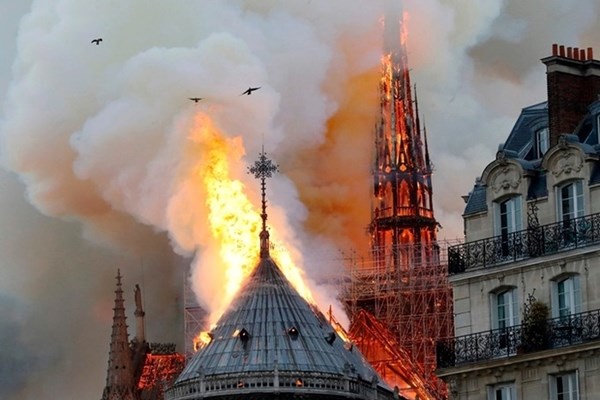 Nghệ sĩ Việt bàng hoàng khi nhà thờ Đức Bà Paris chìm trong biển lửa - Anh 1