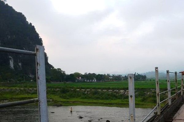 Cầu treo ở xã biên giới Môn Sơn (Con Cuông- Nghệ An): Đừng để người dân phải bơi qua sông - Anh 1