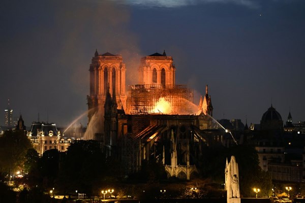 Cháy Nhà thờ Đức Bà (Paris, Pháp): Đau lòng trước một biểu tượng văn hóa và kiến trúc - Anh 1