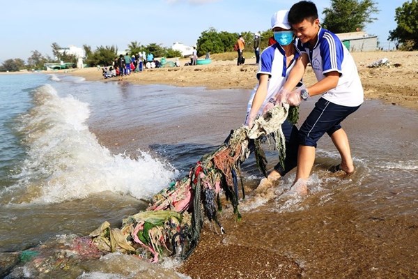 Bãi biển Ninh Chữ​​​​​​​ đã sạch hơn - Anh 2