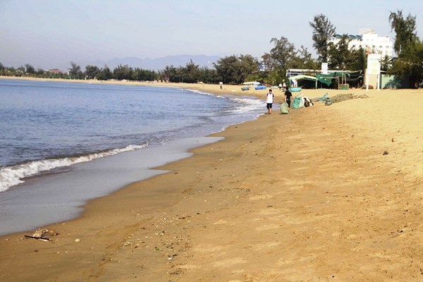 Bãi biển Ninh Chữ​​​​​​​ đã sạch hơn - Anh 1