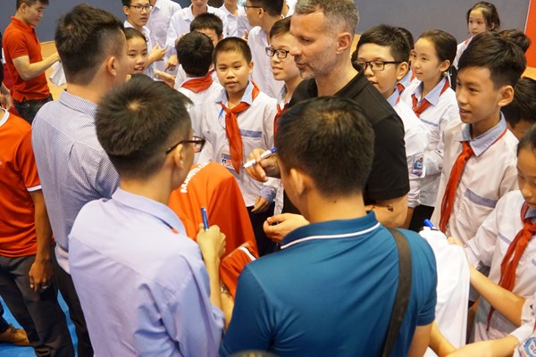 Huyền thoại bóng đá Ryan Giggs chia sẻ về phát triển bóng đá tại Nghệ An, Hà Tĩnh - Anh 4