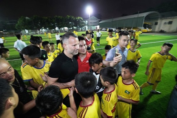 Huyền thoại bóng đá Ryan Giggs chia sẻ về phát triển bóng đá tại Nghệ An, Hà Tĩnh - Anh 3